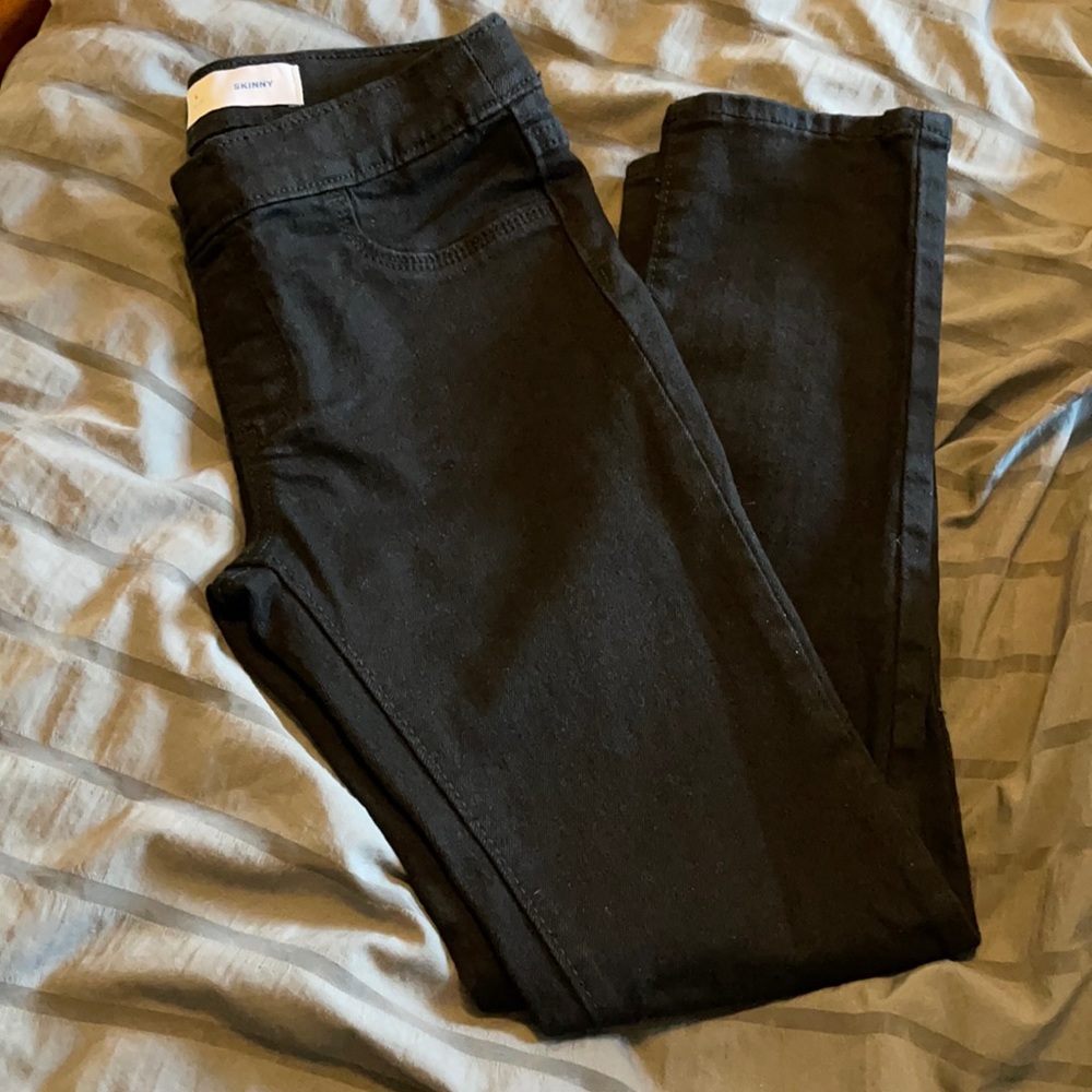 Black Skinny jeans, never worn. Daughter took the tags off and threw them away.